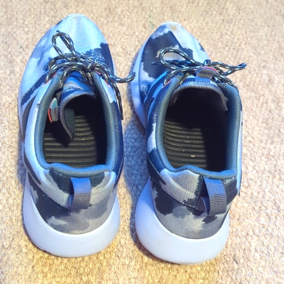 Nike Womens Sz 7.5 M Roshe Run Gray Camo Running Shoes Sneakers 599432-400 - Picture 5 of 7